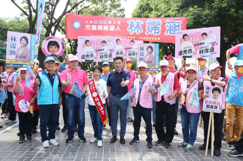 國民黨立委江啟臣陪同林霈涵辦理市議員登記。   林霈涵服務處/提供