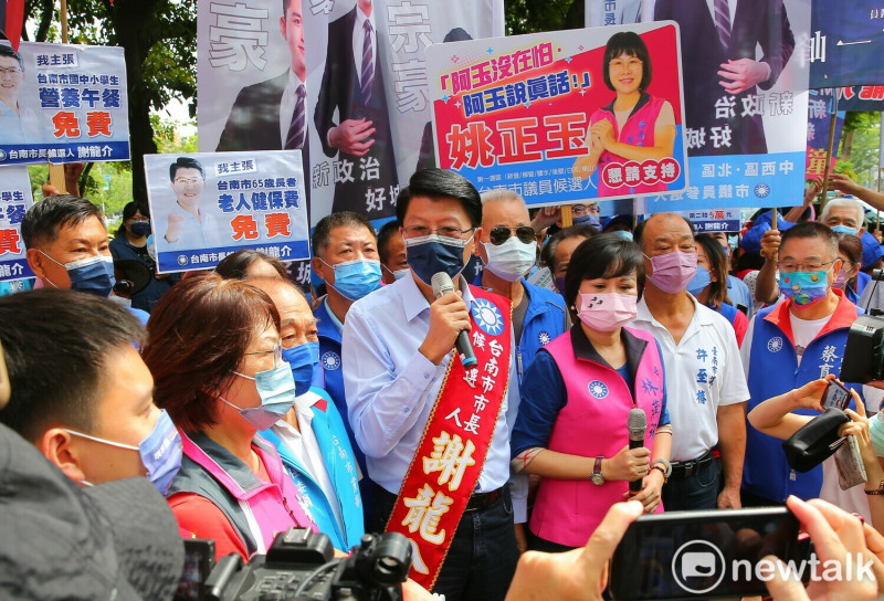 台南市議員謝龍介在國民黨主席朱立倫及 15 位市議員陪同下，至台南市選委會完成登記，正式成為台南市長候選人。   圖：黃博郎／攝