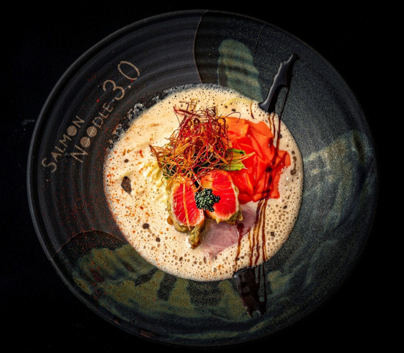 鮭魚noodle3.0招牌料理「白鮭魚拉麵」，軟嫩多汁的鮭魚保有的適中鹹度，搭配帶有自然甜味的蘿蔔泡沫   圖：鮭魚noodle3.0／提供