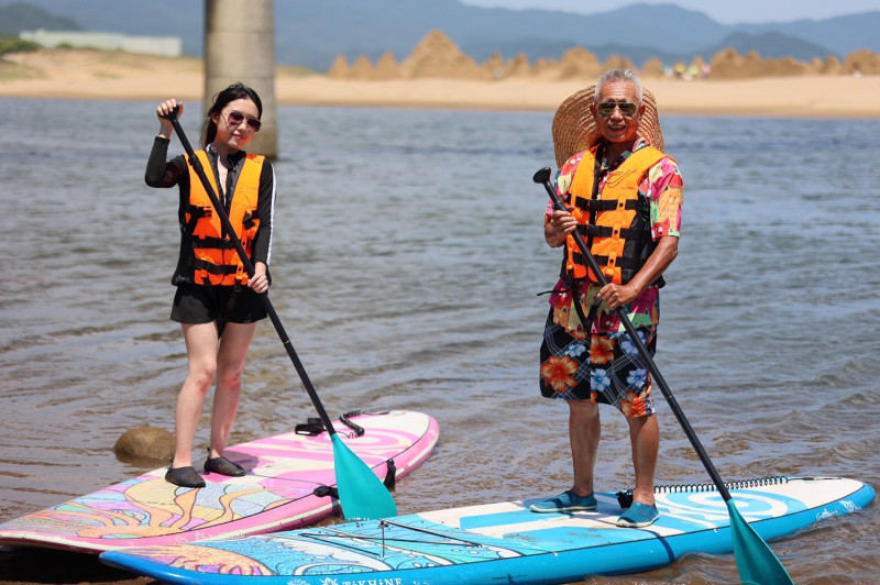 福隆雙溪河SUP 立槳體驗 · 探訪新北河川祕境，沿途觀看海岸聚落、沙灘內河地形 · 時下最夯水上活動。   圖：新北市觀旅局提供