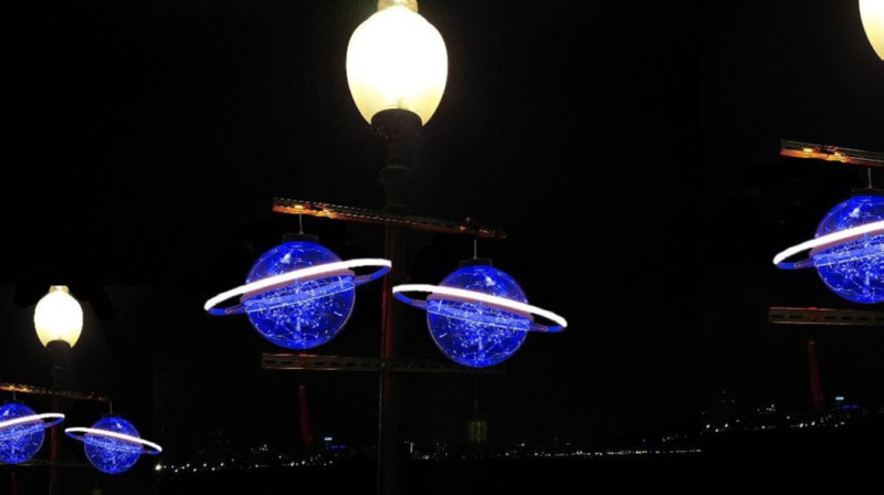 木棧道上既有路燈掛上星球燈，代表「中秋月圓人團圓」。   圖：新北市漁業處提供