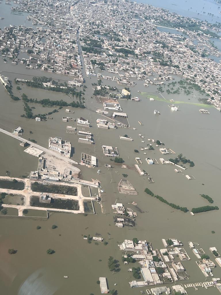 因創紀錄的季風強降雨引發的洪水已導致該國 3 分之一的土地被淹沒，大約每 7 個巴基斯坦人中就有 1 人遭受洪水的影響，官員形容這是一場「尺度難以想象的危機」。   圖：擷自@Pak_Weather