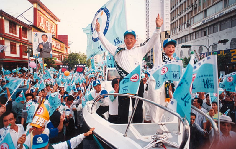 駐日代表謝長廷（立車上者左）在1998年競選高雄市長時，就使用「長廷綠」（又稱「台灣青」）當作競選主色 。   圖：翻攝自謝長廷臉書
