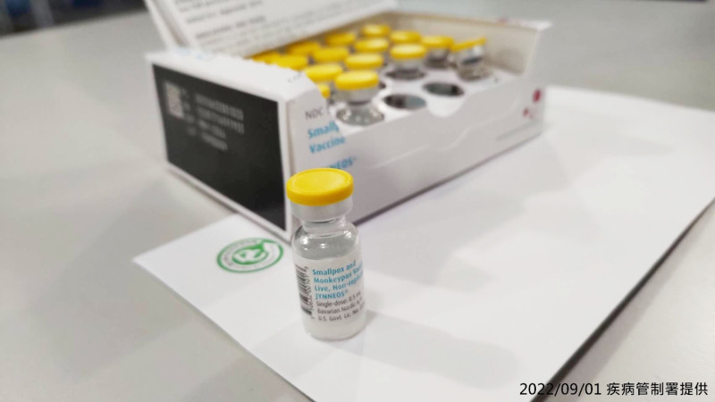 國際猴痘疫情延燒，疾管署呼籲民眾如符合接種公費猴痘疫苗條件，盡早完成2劑疫苗。   圖：疾管署／提供