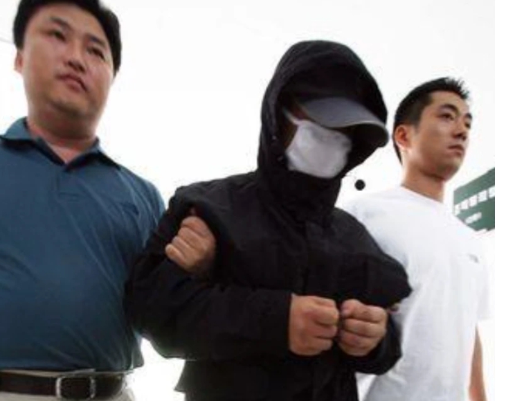 韓國連續性侵犯金根植當年遭警方逮捕押送。   圖 : 翻攝自海外網