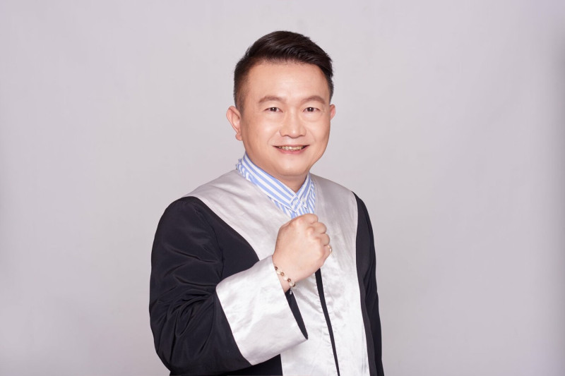曾於2020年參選台南市第五選區立委的「平民律師」吳炳輝，此次以無黨籍身分登記參選下屆台南市長，   圖：翻攝自吳炳輝臉書