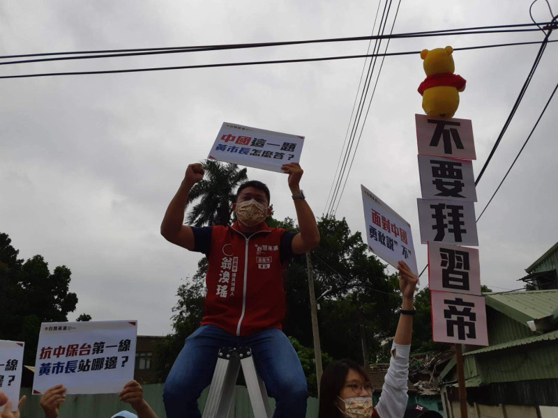 台灣基進黨今天到選委會外，要求黃敏惠針對「中國問題」講清楚。   圖：蔡坤龍/攝