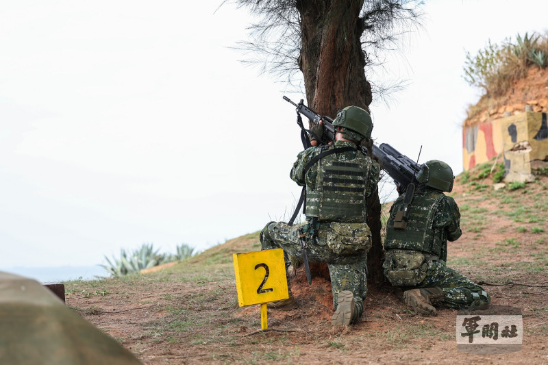 發現不明無人機後，待命班人員運用干擾槍及7.62口徑以下武器實施防衛射擊。   圖：軍聞社提供