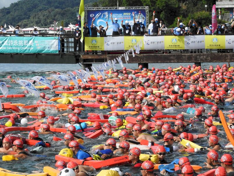 日月潭國際萬人泳渡嘉年華活動，3日率先由日月潭公開水域游泳錦標賽及SUP立槳賽揭開序幕，比賽開始時豔陽高照，1600多名選手順利完成賽事。   圖：中央社（南投縣政府提供）