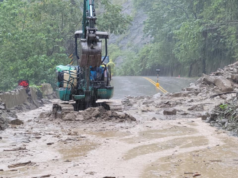 苗21線因暴雨土石坍塌，暫時交通中斷。   圖：翻攝自楊文昌臉書