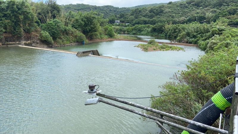 因颱風帶來豐沛雨水讓貢寮堰橡皮壩已達滿水位解決基隆市中正區、信義區的缺水問題。   圖：翻攝自林右昌臉書