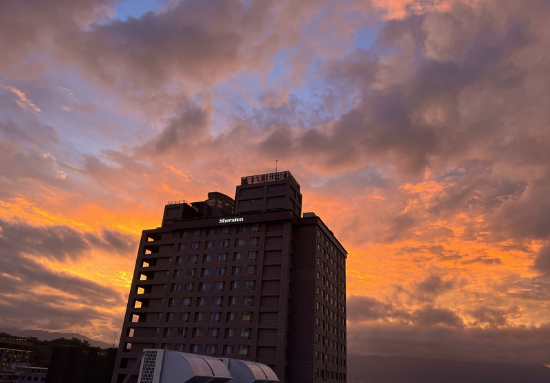 颱風軒嵐諾接近台灣，3日傍晚台東地區一度出現火燒雲景象，天際一片橘紅。中央氣象局表示，火燒雲會出現在太陽剛升起或快下山時，因角度較低，紅色光線較易折射，折射到雲層時就會造成火燒雲。   圖：中央社／提供