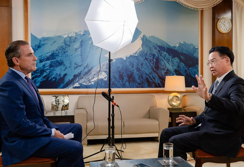 外交部長吳釗燮（右）2日接受美國媒體「ABC News」專訪，並談及台海兩岸等相關議題。   圖：中央社(外交部提供）
