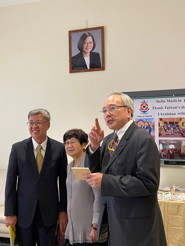 前副總統陳建仁（左1）擔任總統特使出訪教廷，他勉勵駐外人員要在艱困的外交環境之下，讓世界看到台灣堅守自由民主的價值，為台灣爭取更多的朋友。   圖：駐教廷大使館提供