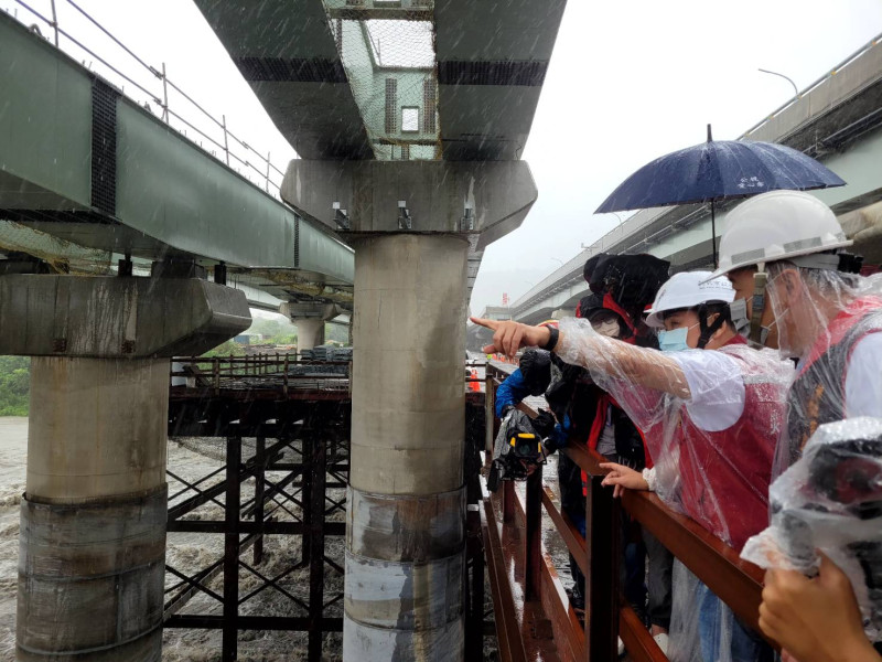 侯友宜指示工程單位把河內機具撤離，確保三鶯大橋工程安全。   圖：新北市工務局提供