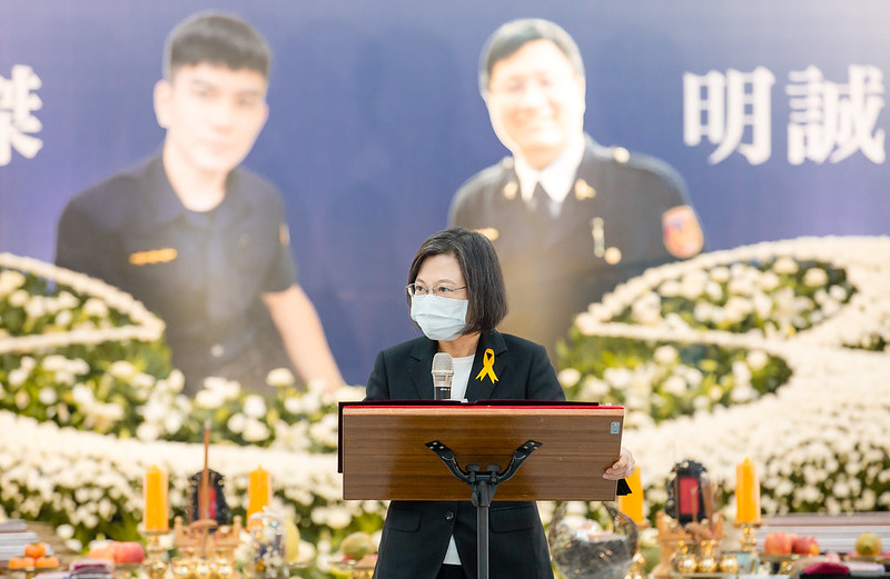 發生在8月22日的台南雙警命案，兩名殉職員警凃明誠、曹瑞傑今（5）天舉行告別式，總統蔡英文上午前往台南市殯葬管理所頒贈褒揚令。   圖：總統府提供