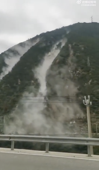 網友發現震中山區已有落石情形。   圖：翻攝自微博