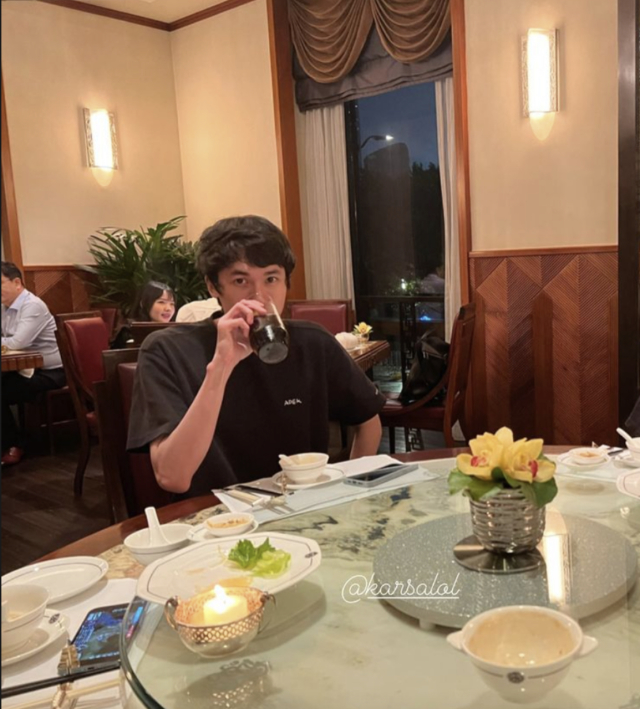 SwordArt昨(4)日在IG限動Po出他與Karsa一起享用燭光晚餐的照片。   圖：翻攝自SwordArt IG