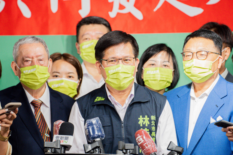 民進黨新北市長候選人林佳龍（中）批評，五股垃圾山只有清表層垃圾。   圖：林佳龍辧公室提供