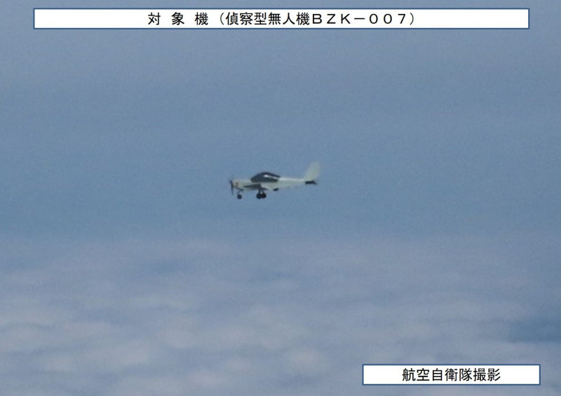 日本航空自衛隊2022年3月16日拍攝到BZK-007無人偵察機照片。   圖：翻攝統合幕僚監部網頁(資料照片)