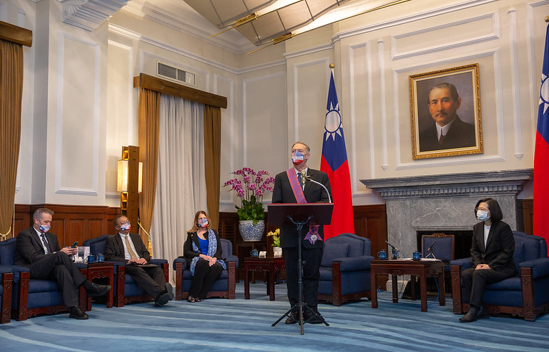 美國前國務卿蓬佩奧（中站者）今年3月來台時，就曾在演說時呼籲外交承認台灣。右為總統蔡英文，   圖：總統府/提供