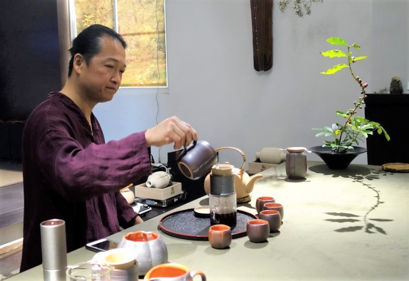 陶搖咖啡創辦人吳明儀，引領學員認識咖啡、烘焙、手作實用咖啡器具，並設置咖啡席，完整結合陶藝及咖啡生活。   圖：鶯歌陶瓷博物館提供
