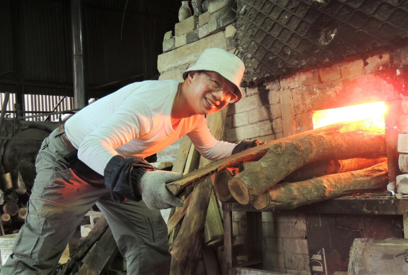 多門柴燒課程，引領民眾利用薪柴為燃料，燒成作品色澤變化多端。   圖：鶯歌陶瓷博物館提供
