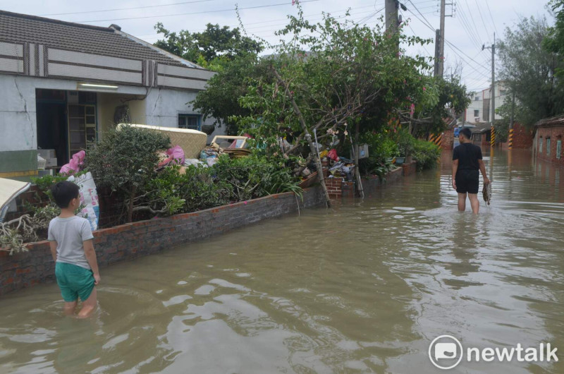 2018年823水災第四天，嘉義縣義竹鄉部份地區仍泡在水中。   圖：蔡坤龍/攝（資料照）