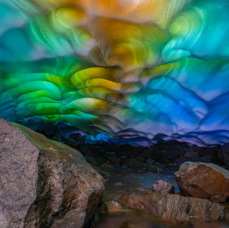 美國華盛頓州的雷尼爾峰國家公園 ( Mount Rainier National Park) 的彩虹冰洞。   圖: 翻攝自 mathewnichols_photographer Instagram