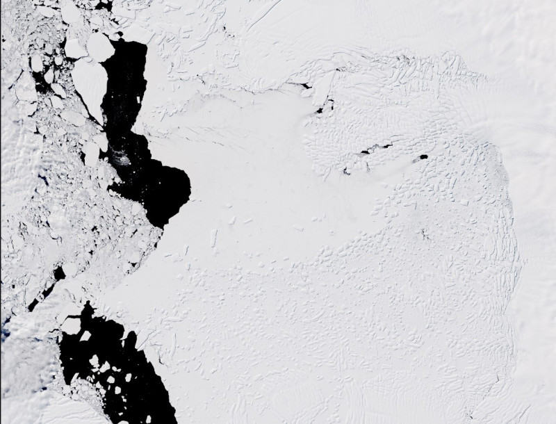 2019年NASA拍攝的思韋茨冰川，可以看到明顯融化痕跡。   圖:翻攝自NASA