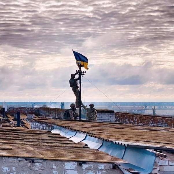 烏軍光復維索科皮利亞後，在當地醫院屋頂升上烏克蘭國旗。   圖:翻攝自推特