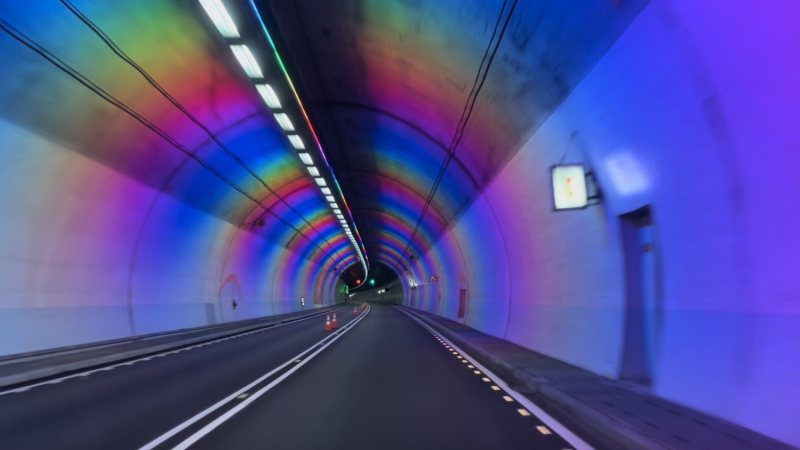雪山隧道情境燈具「假日七彩燈光」。   圖：交通部高速公路局 ／提供