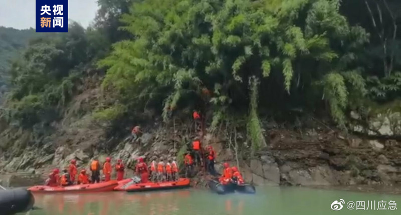 四川省瀘定發生地震，出現山體滑坡，進村道路損毀。救災人員從水路進行救援。   圖:翻攝自微博四川應急