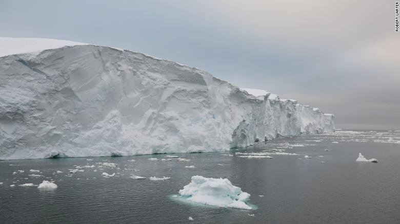 南極洲西部的思維茨冰川 (Thwaites Glacier)。   圖:翻攝自推特 @vegix