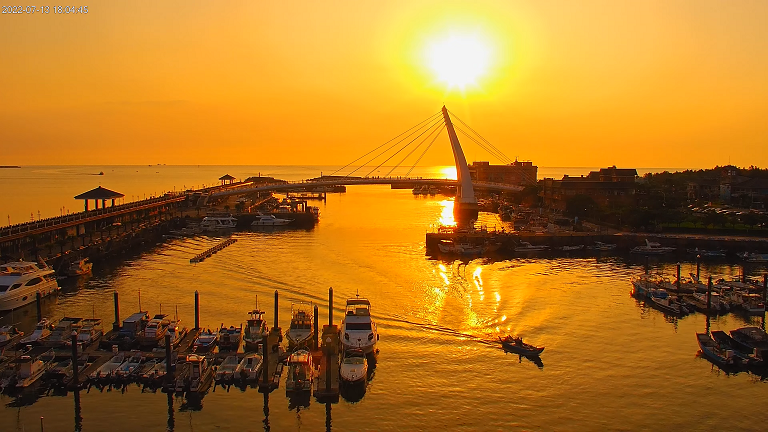即時影像展現了淡水漁人碼頭的美麗景緻，吸引不少遊客。   圖：新北市觀旅局提供