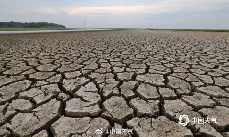中國第一大淡水湖「鄱陽湖」8月4日因長時間高溫提前進入枯水期。   圖: 翻攝自 中國天氣微博