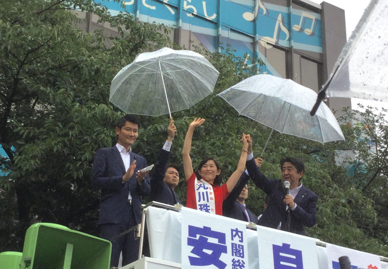 安倍是史上在位期間最長的首相，選舉也都大勝，死後爆出有動員統一教組織力量問題，圖為2019年7月參議員選舉。 圖：劉黎兒攝