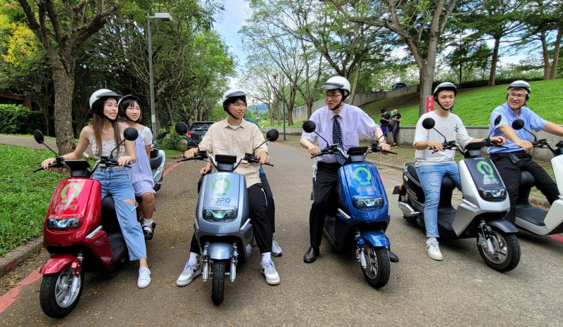 暨南大學校長武東星、主任秘書曾永平與同學們在校園共騎電動機車。   能海電能/提供