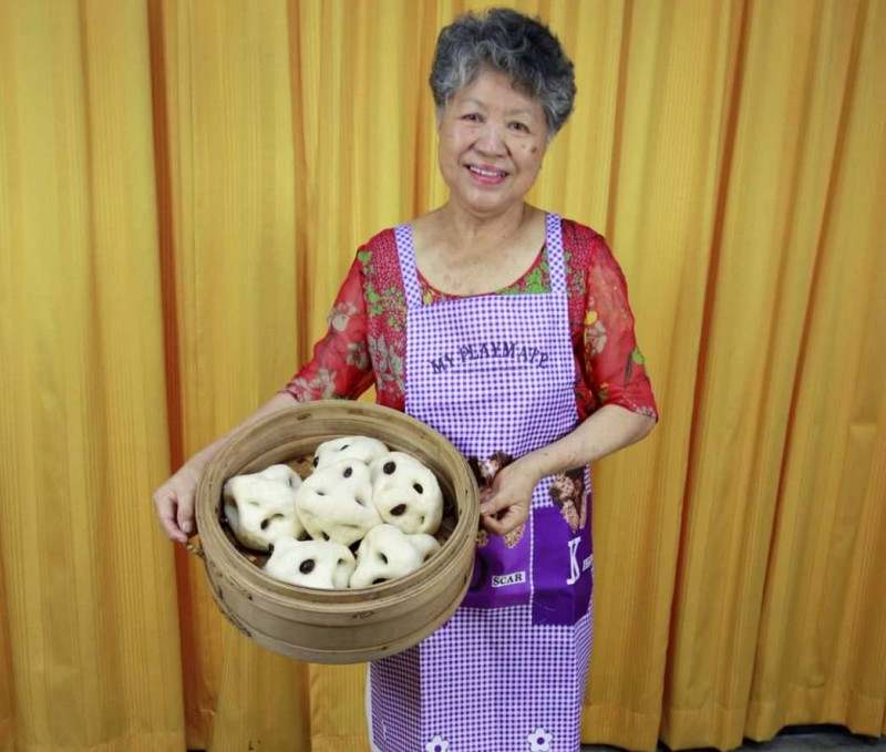 86歲姜淑蘭做棗發饅頭祝空軍三重一村進駐者早發財。   圖：新北市文化局提供