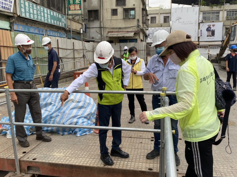 林欽榮(中)前往前鎮區視察登革熱防治工作。   圖：高雄市衛生局提供