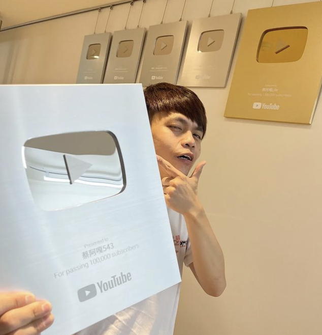網紅蔡阿嘎在IG向粉絲分享喜獲第5面「十萬訂閱」獎牌的好消息。   圖：翻攝自蔡阿嘎IG