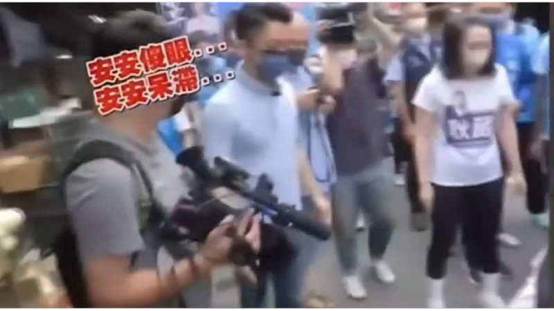 國民黨台北市長參選人蔣萬安（左二）在市場掃街拜票，看到阿嬤被撞倒在地，竟然呆滯長達數秒鐘。   圖：翻攝自王定宇臉書影片