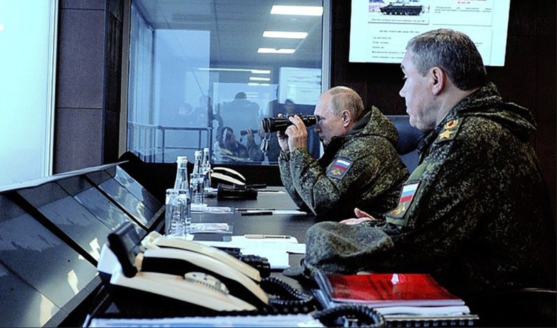 俄羅斯總統普丁(左)持望遠鏡視導東方2022聯合軍演。   圖 : 翻攝自澎派影像