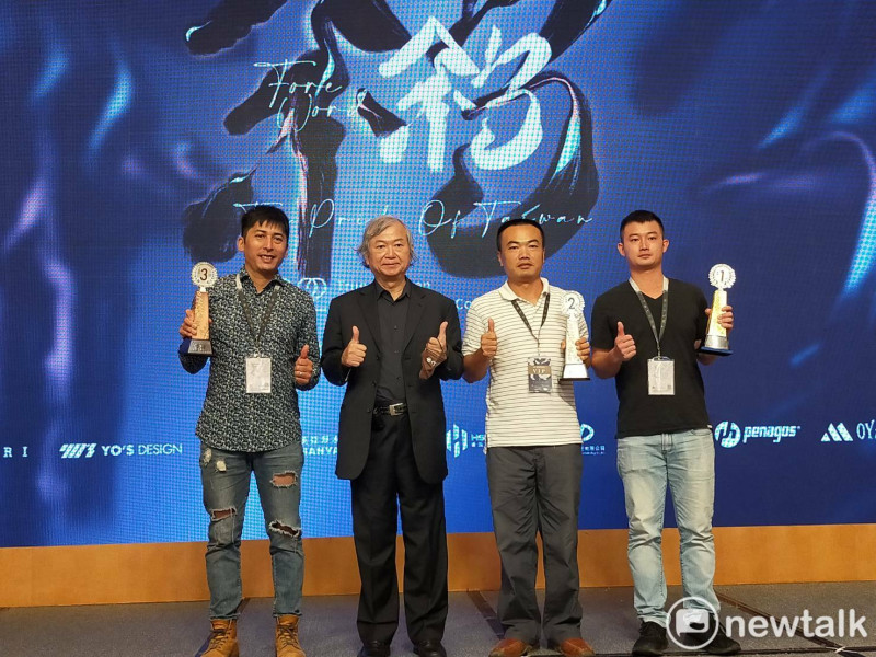 王源林(左二)與前三名莊園代表。   圖：孫家銘攝