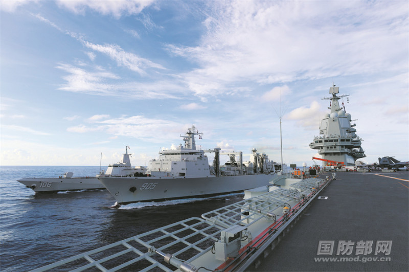 解放軍山東艦行母打擊群在南海組織航行補給訓練。   圖: 翻攝自中國國防部