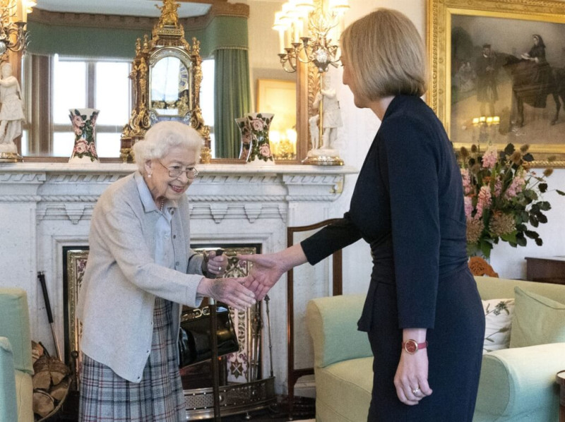 英國女王伊麗莎白二世6日任命新首相特拉斯，手背可見大片瘀青。   圖：翻攝TheBritishMonarchy臉書