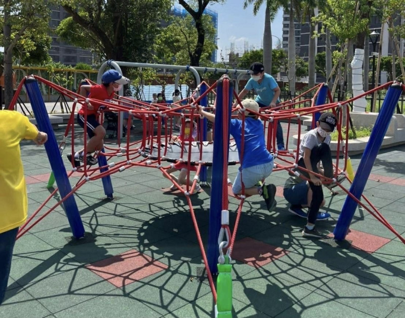 神農百草公園今天揭牌啟用，一旁的興榖國小小朋友已經迫不及待體驗公園內設置的遊戲場。   圖：新北市工務局提供