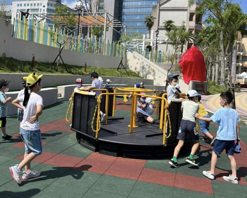 神農百草公園揭牌啟用後，遊戲設施深受一旁的興榖國小小朋友喜愛。   圖：新北市工務局提供