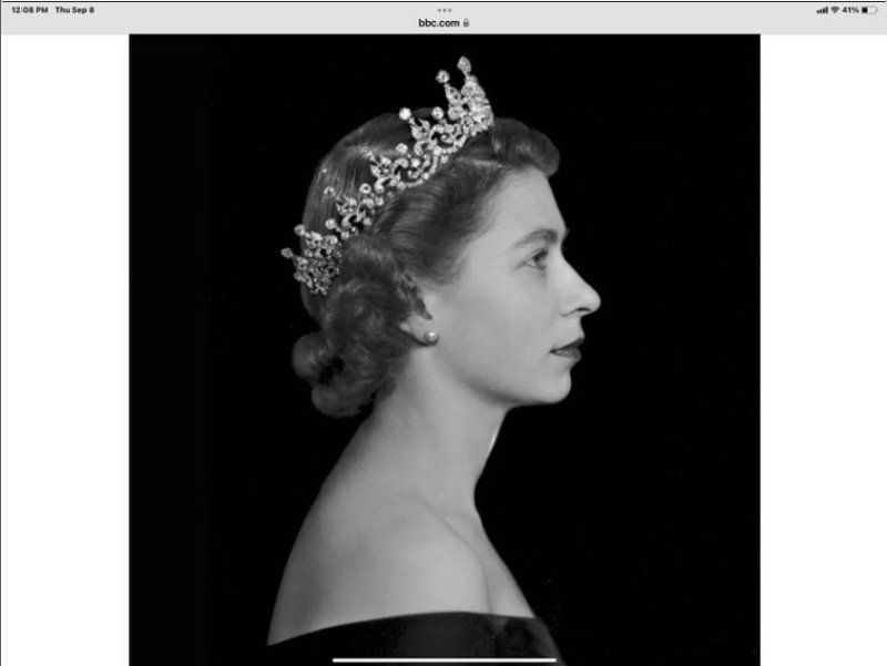 英國女星海倫米蘭曾於電影中飾演英國女王，在女王辭世後，她在社交媒體上放上一張女王的照片悼念。   圖：翻攝自海倫米蘭IG