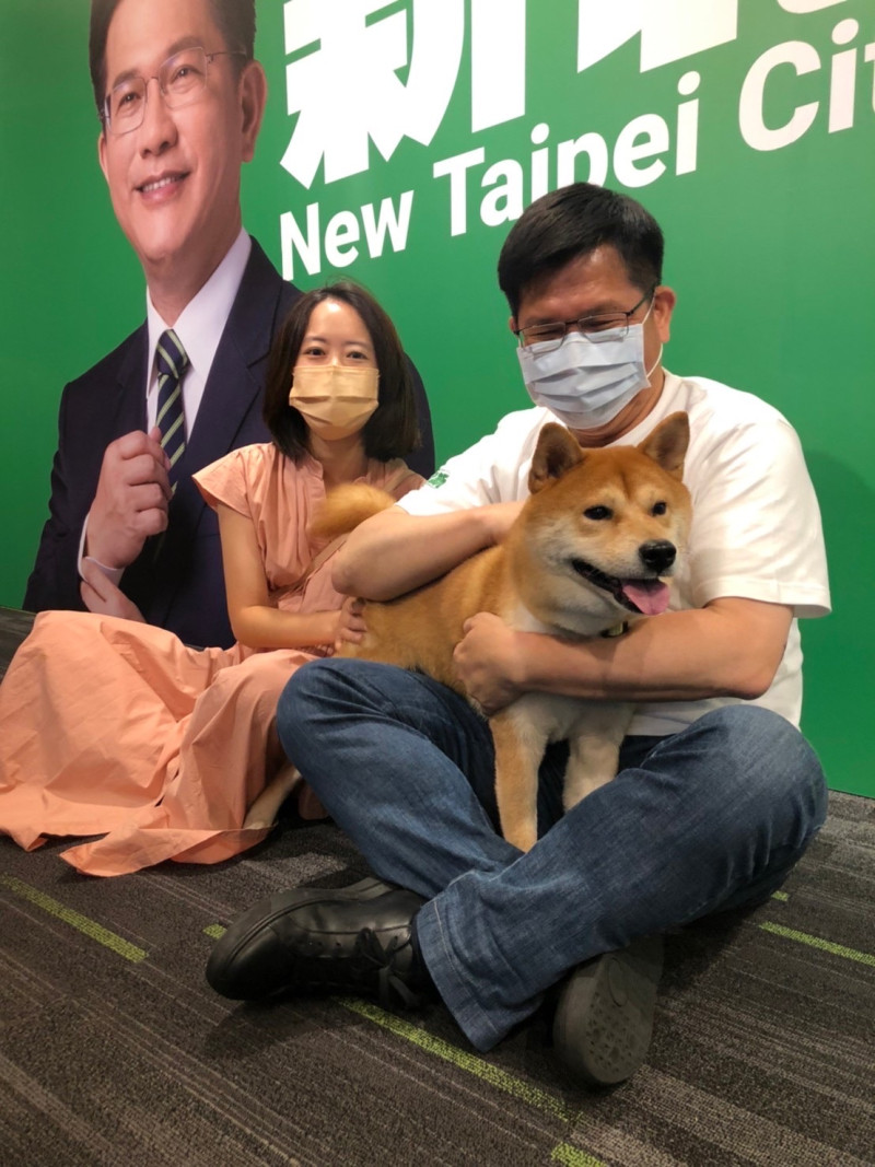 民進黨新北市長林佳龍與議員戴瑋珊與狗狗互動。   圖：林佳龍競選辦公室提供